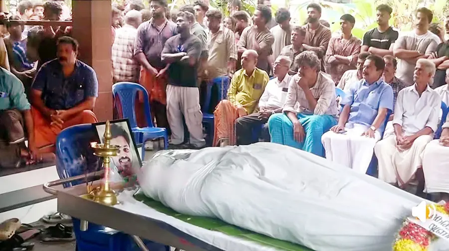 കുറ്റിപ്പുറം ബസപകടത്തിൽ മരിച്ച വൈഷ്ണവിന്റെ മൃതദേഹം വീട്ടിൽ പൊതുദർശനത്തിനുവച്ചപ്പോൾ