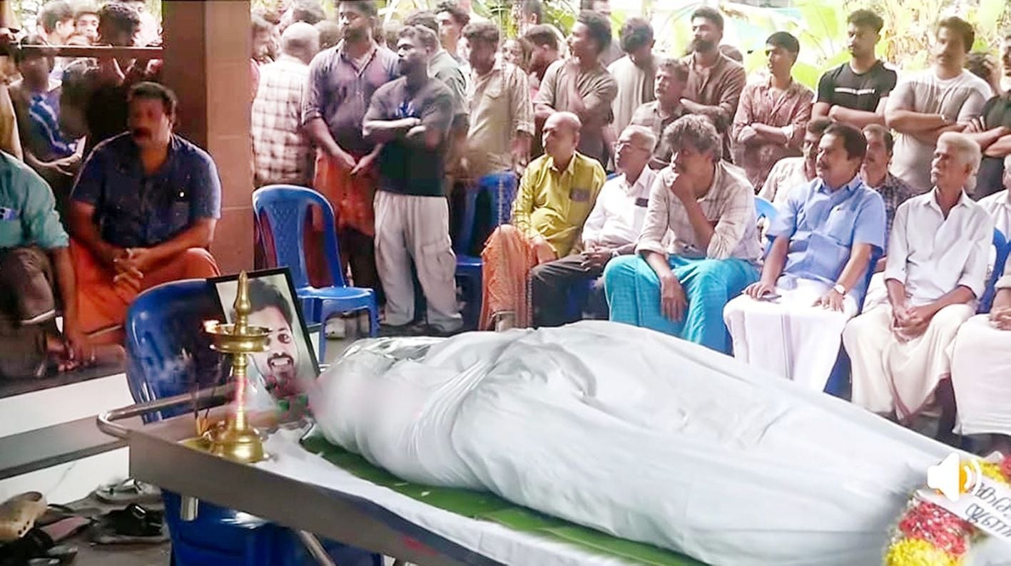 കുറ്റിപ്പുറം ബസപകടത്തിൽ മരിച്ച വൈഷ്ണവിന്റെ മൃതദേഹം വീട്ടിൽ പൊതുദർശനത്തിനുവച്ചപ്പോൾ