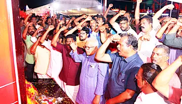 വലിയചുടുകാട്ടിലെ രക്തസാക്ഷി മണ്ഡപത്തിൽ സിപിഐ എം സംസ്ഥാന സെക്രട്ടറിയറ്റ് അംഗം പി ജയരാജൻ
പുഷ്പാർച്ചന നടത്തി അഭിവാദ്യം അർപ്പിക്കുന്നു