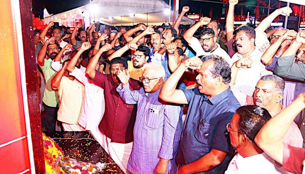 വലിയചുടുകാട്ടിലെ രക്തസാക്ഷി മണ്ഡപത്തിൽ സിപിഐ എം സംസ്ഥാന സെക്രട്ടറിയറ്റ് അംഗം പി ജയരാജൻ  പുഷ്പാർച്ചന നടത്തി അഭിവാദ്യം അർപ്പിക്കുന്നു