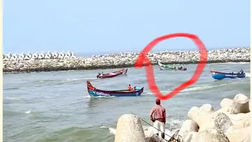 മുതലപ്പൊഴിയിൽ വള്ളം അപകടത്തിൽപ്പെട്ട ദൃശ്യം