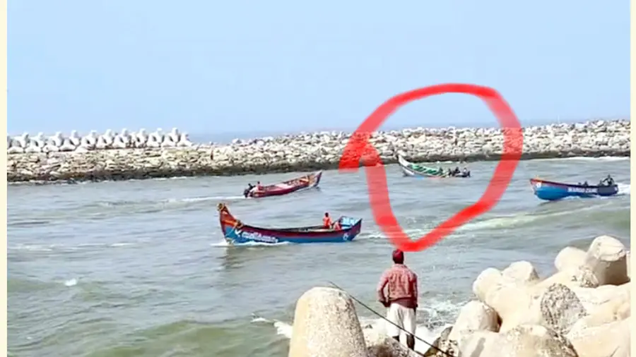 മുതലപ്പൊഴിയിൽ വള്ളം അപകടത്തിൽപ്പെട്ട ദൃശ്യം