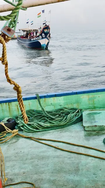 മത്സ്യത്തൊഴിലാളികളുൾപ്പെട്ട വള്ളം ഫിഷറീസ് മറൈൻ എൻഫോഴ്സ്മെന്റ്
വിഭാഗം രക്ഷപ്പെടുത്തി ഹാർബറിലേക്ക് കൊണ്ടുവരുന്നു 