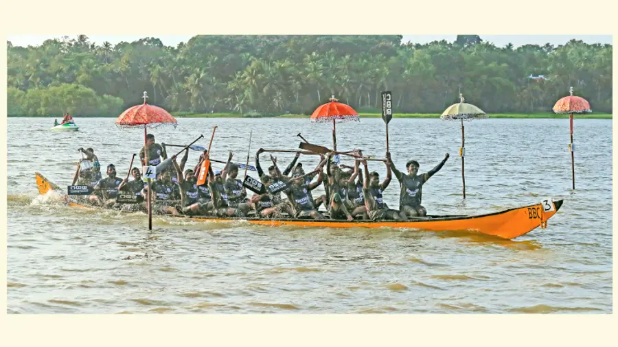 വെള്ളായണി കായലിൽ നടന്ന  അയ്യന്‍കാളി ട്രോഫി വള്ളംകളി മത്സരത്തിൽ കാക്കാമൂല ബ്രദേഴ്സ് ചുണ്ടൻ ഒന്നാമതായി ഫിനിഷ് ചെയ്യുന്നു