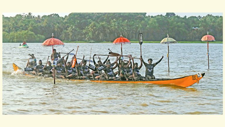 വെള്ളായണി കായലിൽ നടന്ന  അയ്യന്‍കാളി ട്രോഫി വള്ളംകളി മത്സരത്തിൽ കാക്കാമൂല ബ്രദേഴ്സ് ചുണ്ടൻ ഒന്നാമതായി ഫിനിഷ് ചെയ്യുന്നു