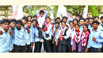 ചാക്ക ഐടിഐയിൽ തെരഞ്ഞെടുപ്പിൽ വിജയിച്ച റോഷനെ തോളിലേ‍റ്റി  വിജയാഹ്ലാദം പങ്കുവയ്ക്കുന്ന  മറ്റ്‌ ജേതാക്കളും സുഹൃത്തുക്കളും 