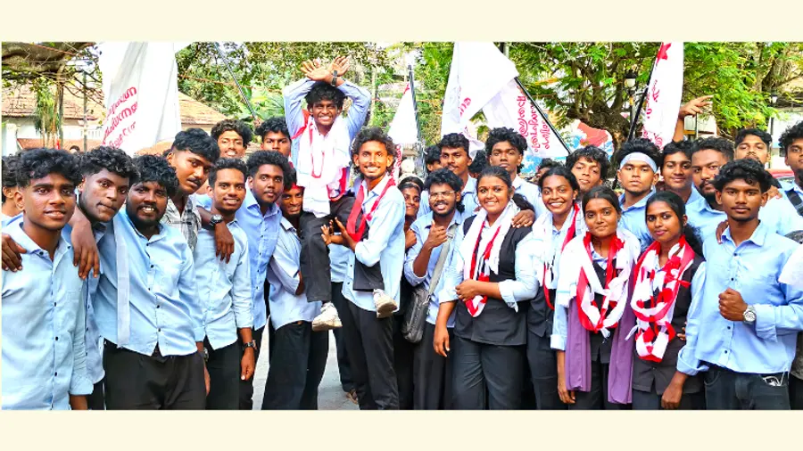 ചാക്ക ഐടിഐയിൽ തെരഞ്ഞെടുപ്പിൽ വിജയിച്ച റോഷനെ തോളിലേ‍റ്റി  വിജയാഹ്ലാദം പങ്കുവയ്ക്കുന്ന  മറ്റ്‌ ജേതാക്കളും സുഹൃത്തുക്കളും 