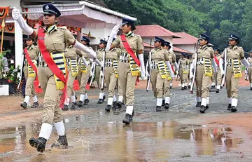 തൃശൂർ പൊലീസ് അക്കാദമിയിൽ പരിശീലനം പൂർത്തിയാക്കിയ വനിതാ പൊലീസുകാർ ഗ്രൗണ്ടിലെ വെള്ളക്കെട്ടിലൂടെ
പാസിങ് ഔട്ട് പരേഡ് നടത്തുന്നു / ഫോട്ടോ: സുരേന്ദ്രൻ മടിക്കൈ