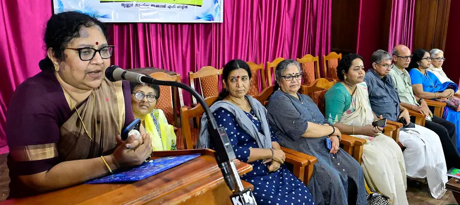 വനിതസാഹിതി സംസ്ഥാന സാഹിത്യോത്സവം സംഘടകസമിതി രൂപികരണയോഗം ജനാധിപത്യ മഹിളാ അസോസിയേഷൻ കേന്ദ്രകമ്മിറ്റിയംംഗം ആർ ബിന്ദു ഉദ്ഘാടനം ചെയ്യുന്നു