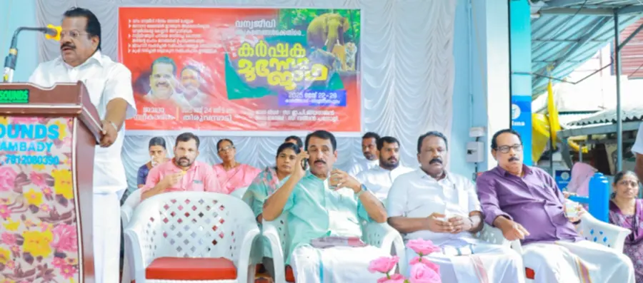 കർഷക മുന്നേറ്റ ജാഥക്ക് തിരുവമ്പാടിയിൽ നൽകിയ സ്വീകരണത്തിൽ ജാഥാ ലീഡർ ഇ പി ജയരാജൻ
സംസാരിക്കുന്നു