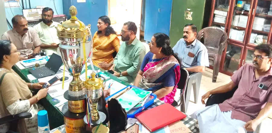 വരവൂർ സ്കൂളിലെത്തിയ ജില്ലാ പഞ്ചായത്ത് ജനപ്രതിനിധി സംഘം
പ്രധാന അധ്യാപികയോട് വിവരങ്ങൾ ചോദിച്ചറിയുന്നു