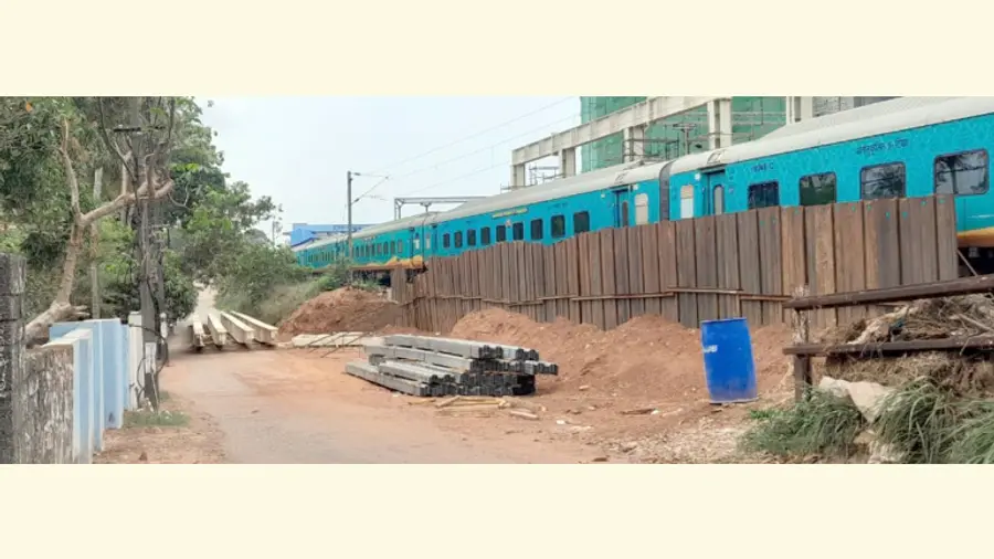 വർക്കല ശിവഗിരി റെയിൽവേ സ്റ്റേഷനുസമീപമുള്ള ഗുഡ്‌സ് ഷെഡ് റോഡിൽ ഗതാഗതത്തിന് തടസ്സമായി കെട്ടിട നിർമാണ  സാമഗ്രികൾ ഇറക്കിയിട്ടനിലയിൽ