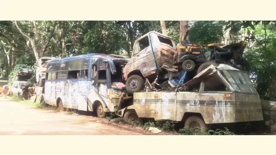 പാറശാല സ്റ്റേഷനുസമീപം പിടിച്ചിട്ടിരിക്കുന്ന തൊണ്ടിവാഹനങ്ങൾ