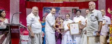 വയലാ അവാർഡ് പുനലൂർ സോമരജന് സമ്മാനിക്കുന്നു