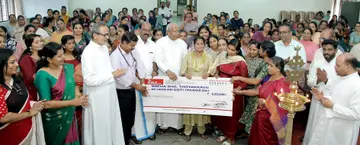 വായ്പ വിതരണം  അതിരൂപത മെത്രാപോലീത്ത  ആൻഡ്രൂസ്‌ താഴത്ത്  ഉദ്‌ഘാടനം ചെയ്യുന്നു