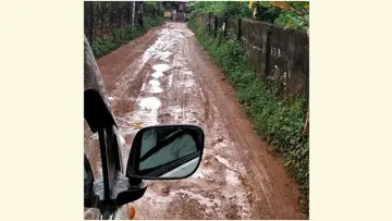 തൊഴുക്കൽ സിഎസ്ഐ ചർച്ചിന് സമീപത്തുകൂടെ കൂട്ടപ്പന  ക്ഷേത്രത്തിലേക്കുള്ള റോഡ് ചെളിക്കുളമായ നിലയിൽ