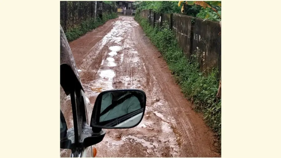 തൊഴുക്കൽ സിഎസ്ഐ ചർച്ചിന് സമീപത്തുകൂടെ കൂട്ടപ്പന
ക്ഷേത്രത്തിലേക്കുള്ള റോഡ് ചെളിക്കുളമായ നിലയിൽ