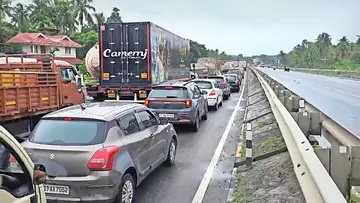 ദേശീയപാത വഴുക്കുംപാറ ഭാഗത്തെ ഗതാഗതക്കുരുക്ക്