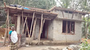 നിർമാണം പുരോഗമിക്കുന്ന വീടിനുമുന്നിൽ ജോയിയുടെ അമ്മ മെൽഗി 