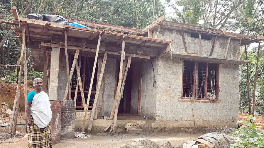 നിർമാണം പുരോഗമിക്കുന്ന വീടിനുമുന്നിൽ ജോയിയുടെ അമ്മ മെൽഗി