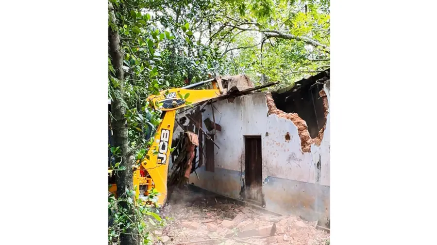 വർക്കല ബൈപാസിനായി ഏറ്റെടുത്ത ഭൂമിയിലെ കെട്ടിടങ്ങൾ പൊളിച്ചുനീക്കുന്നു
