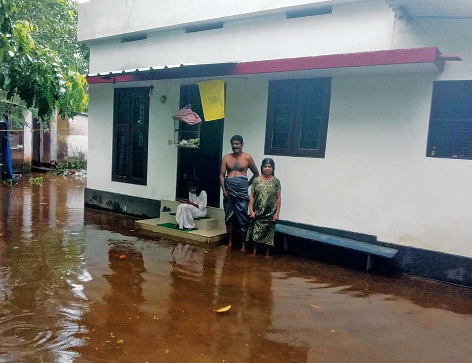 തണ്ണീർമുക്കം പഞ്ചായത്ത്‌ 22–ാം വാർഡിൽ മണവേലി പുത്തൻതറയിൽ പുരുഷന്റെ വീട്‌ വെള്ളക്കെട്ടിലായപ്പോൾ