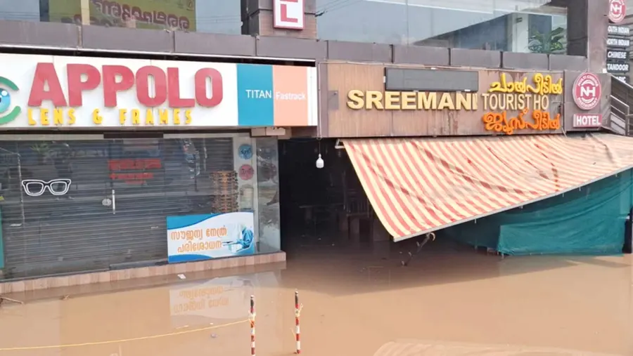 വടകര പുതിയ ബസ് സ്റ്റാൻഡിലെ കടകളിൽ വെള്ളം കയറിയ നിലയിൽ