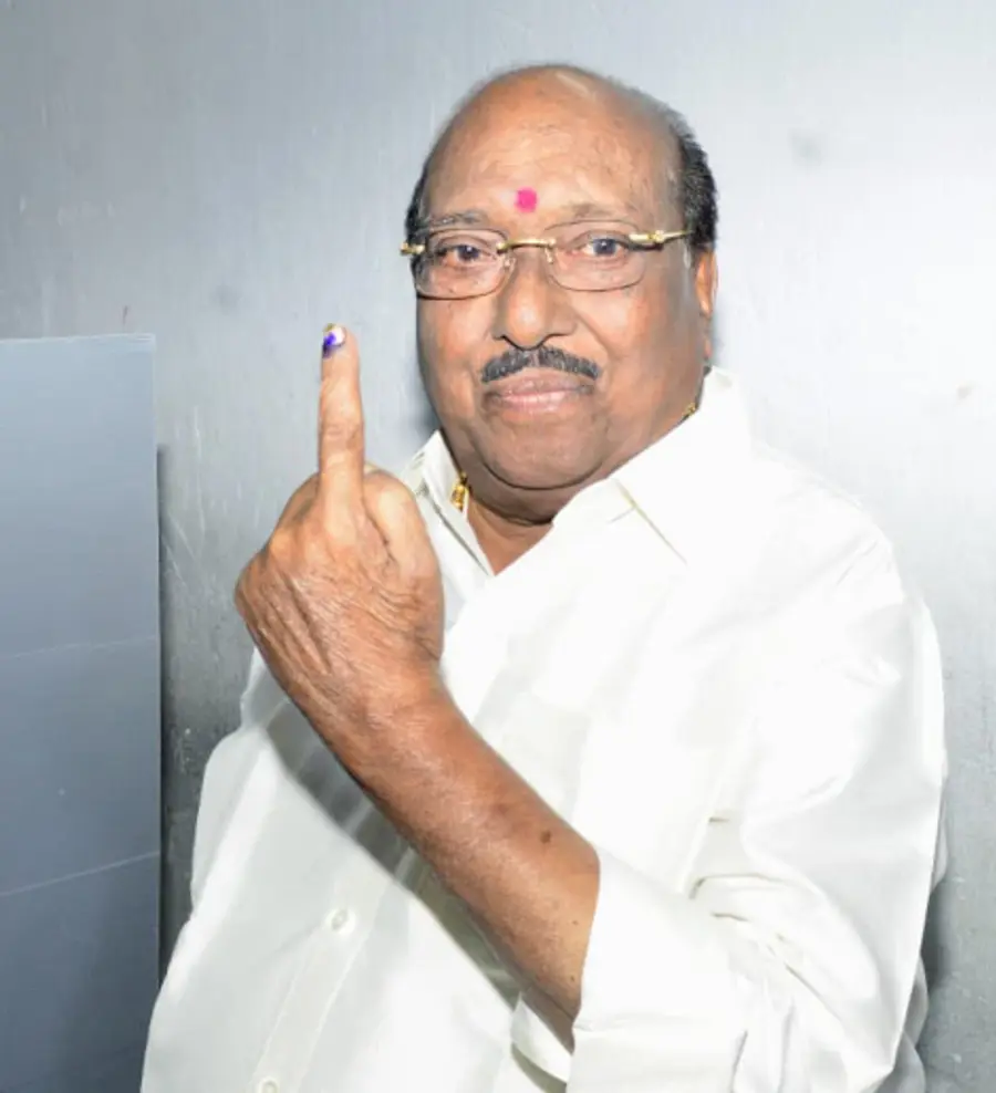 വെള്ളാപ്പള്ളി -നടേശൻ കണിച്ചുകുളങ്ങര ദേവസ്വം ഹയർസെക്കൻഡറി സ-്കൂളിലെ ഒമ്പതാം നമ്പർ ബൂത്തിൽ വോട്ട് ചെയ-്തശേഷം