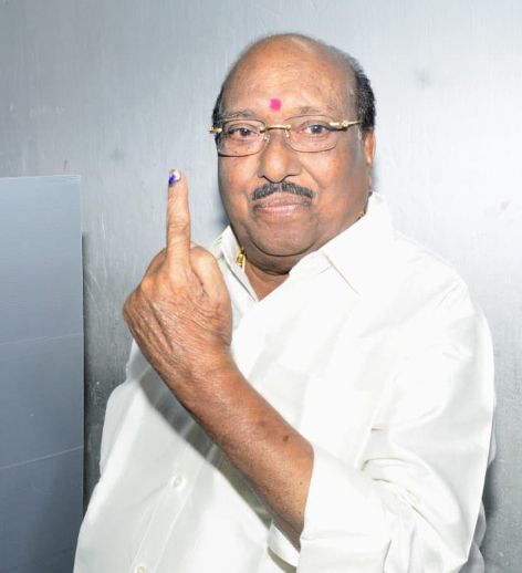 വെള്ളാപ്പള്ളി -നടേശൻ കണിച്ചുകുളങ്ങര ദേവസ്വം ഹയർസെക്കൻഡറി സ-്കൂളിലെ ഒമ്പതാം നമ്പർ  ബൂത്തിൽ വോട്ട് ചെയ-്തശേഷം