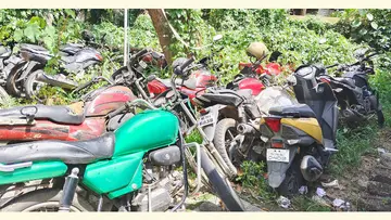 വെള്ളറട പൊലീസ് സ്‌റ്റേഷനില്‍ തൊണ്ടിവാഹനങ്ങള്‍ കൂട്ടിയിട്ട്‌ കാടുമൂടിയ നിലയിൽ 