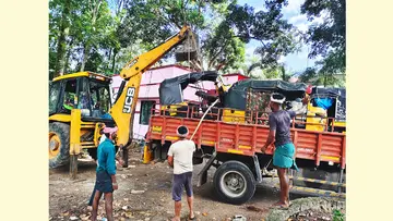 വെള്ളറട പൊലീസ് സ്റ്റേഷനിലെ തൊണ്ടി വാഹനങ്ങൾ നീക്കം ചെയ്യുന്നു