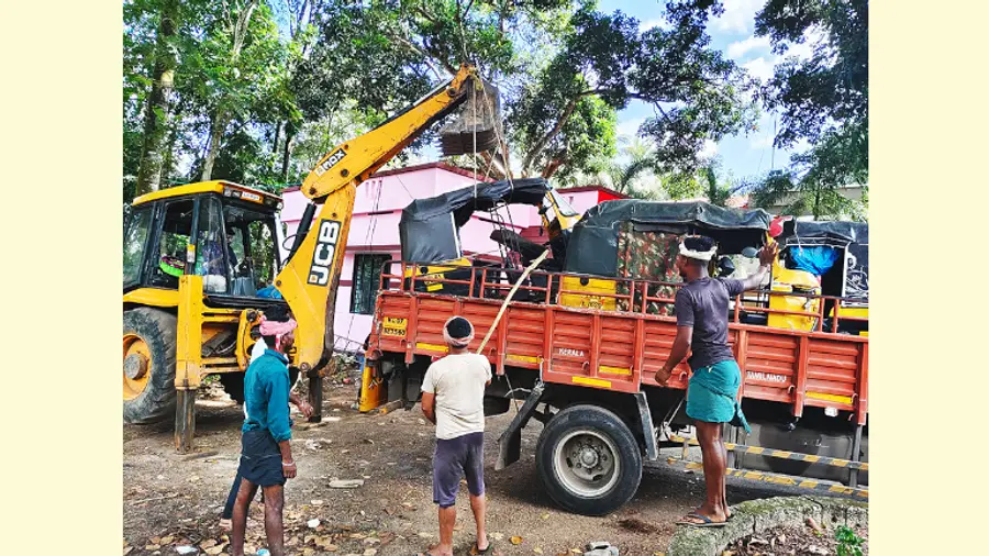 വെള്ളറട പൊലീസ് സ്റ്റേഷനിലെ തൊണ്ടി വാഹനങ്ങൾ നീക്കം ചെയ്യുന്നു
