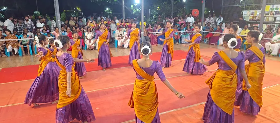 തലോർ പുലക്കാട്ടുകരയിൽ ഡിവൈഎഫ്ഐ സംഘടിപ്പിച്ച പരിപാടിയിൽ വീരനാട്യം അവതരിപ്പിക്കുന്നു