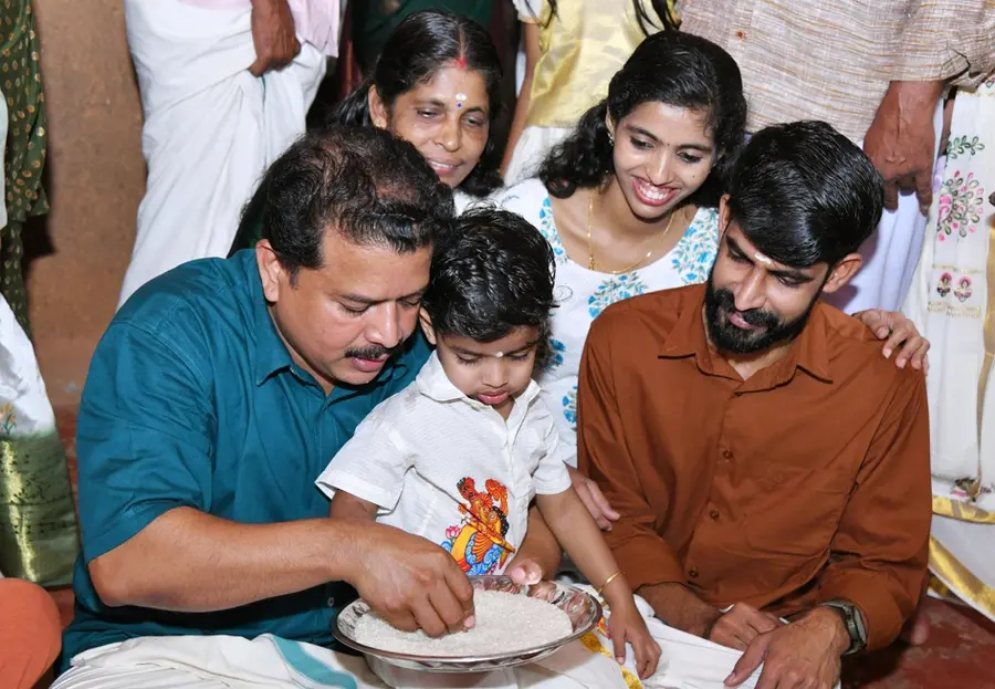 ലെക്കിടി കിള്ളിക്കുറുശി മംഗലത്തെ കുഞ്ചൻ നമ്പ്യാർ സ്മാരക മന്ദിരത്തിൽ കെ പ്രേംകുമാർ എംഎൽഎ കുരുന്നുകൾക്ക്‌ ആദ്യക്ഷരം പകർന്നുനൽകുന്നു