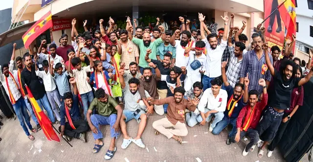 വിജയ് നായകനായ ജനനായകൻ സിനിമയുടെ ആദ്യ പ്രദർശനം കണ്ട ശേഷം കടപ്പാക്കട ധന്യ രമ്യ തിയറ്ററിനു മുന്നിൽ ആഹ്ലാദം പ്രകടിപ്പിക്കുന്ന ആരാധകർ