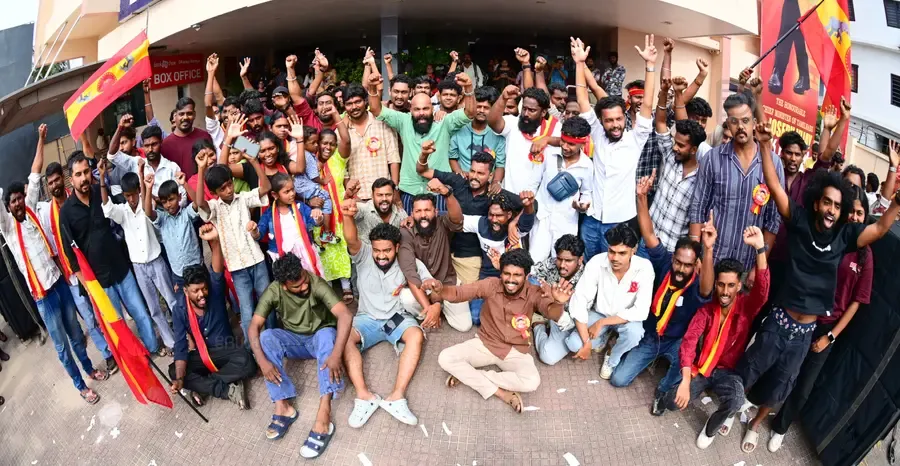 വിജയ് നായകനായ ജനനായകൻ സിനിമയുടെ ആദ്യ പ്രദർശനം കണ്ട ശേഷം കടപ്പാക്കട ധന്യ രമ്യ തിയറ്ററിനു മുന്നിൽ ആഹ്ലാദം പ്രകടിപ്പിക്കുന്ന ആരാധകർ