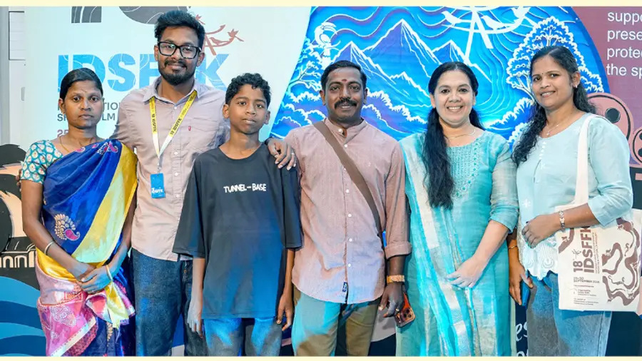 ‘ഗ്ലോബ്’ സിനിമയുടെ സംവിധായകൻ ഷിജിൻ ഗോവിന്ദും അഭിനേതാക്കളും