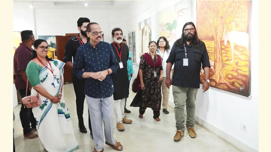 വൈലോപ്പിള്ളി സംസ്കൃതി ഭവനിലെ ലളിതകലാ അക്കാദമി ആർട്ട് ഗ്യാലറിയിൽ ടി ഷീലയുടെ ചിത്രപ്രദർശനം ഉദ്ഘാടനം
ചെയ്തശേഷം അതിഥികൾ ചിത്രം കാണുന്നു
