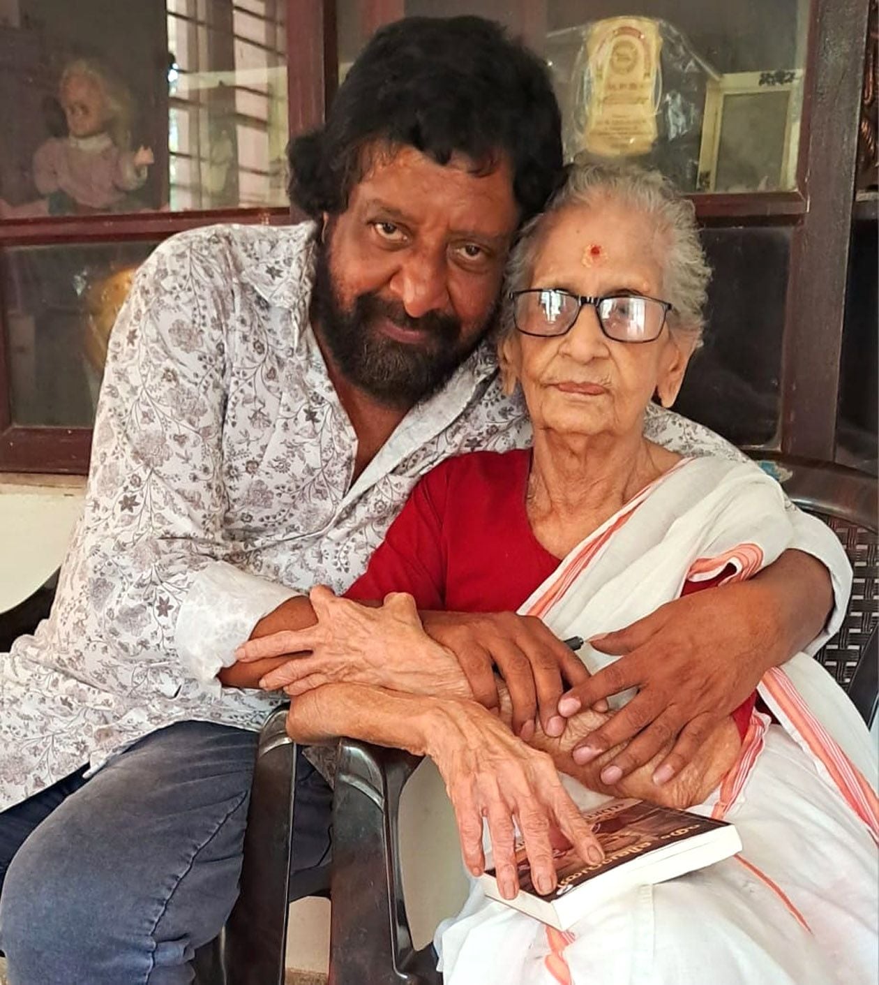 ഫോട്ടോഗ്രാഫര്‍ കെ ആര്‍ വിനയനൊപ്പം    ഫോട്ടോ: കൃഷ്‌ണപ്രസാദ്‌ 