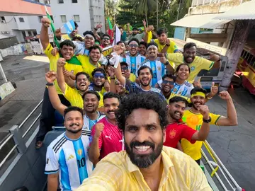 ലോകകപ്പിനെ വരവേറ്റ് എസ്എഫ്ഐ ജില്ലാ കമ്മിറ്റി കെഎസ്ആർടിസി ഡബിൾ ഡെക്കർ ബസിൽ സംഘടിപ്പിച്ച 'ട്രയോണ്ട കിക്കോഫിൽ ഫുട്ബോൾ താരം
സി കെ വിനീത് സെൽ-ഫിയെടുക്കുന്നു. എസ്എഫ്ഐ സംസ്ഥാന സെക്രട്ടറി പി എസ് സഞ്ജീവ് സമീപം