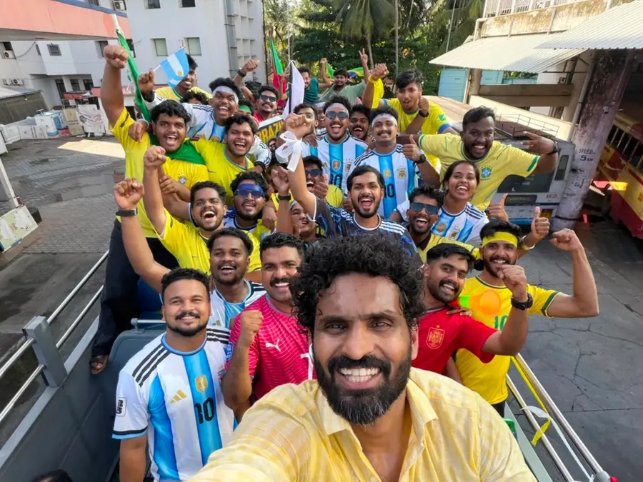 ലോകകപ്പിനെ വരവേറ്റ് എസ്എഫ്ഐ ജില്ലാ കമ്മിറ്റി കെഎസ്ആർടിസി ഡബിൾ ഡെക്കർ ബസിൽ സംഘടിപ്പിച്ച 'ട്രയോണ്ട കിക്കോഫിൽ ഫുട്ബോൾ താരം
സി കെ വിനീത് സെൽ-ഫിയെടുക്കുന്നു. എസ്എഫ്ഐ സംസ്ഥാന സെക്രട്ടറി പി എസ് സഞ്ജീവ് സമീപം