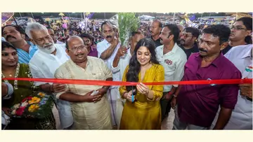 കൊല്ലം ആശ്രാമം മൈതാനത്ത് ആരംഭിച്ച പാരഡൈസ് പാര്‍ക്ക്‌  നടി വീണാ നന്ദകുമാര്‍ ഉദ്ഘാടനംചെയ്യുന്നു 