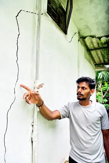 ഭൂചലനത്തെ തുടർന്ന്  ചുമരിൽ വിള്ളൽ രൂപപ്പെട്ട വീടിനുമുന്നിൽ പീച്ചി മങ്കമ്മത്തിൽശശിയുടെ മകൻ വിഷ്ണു 