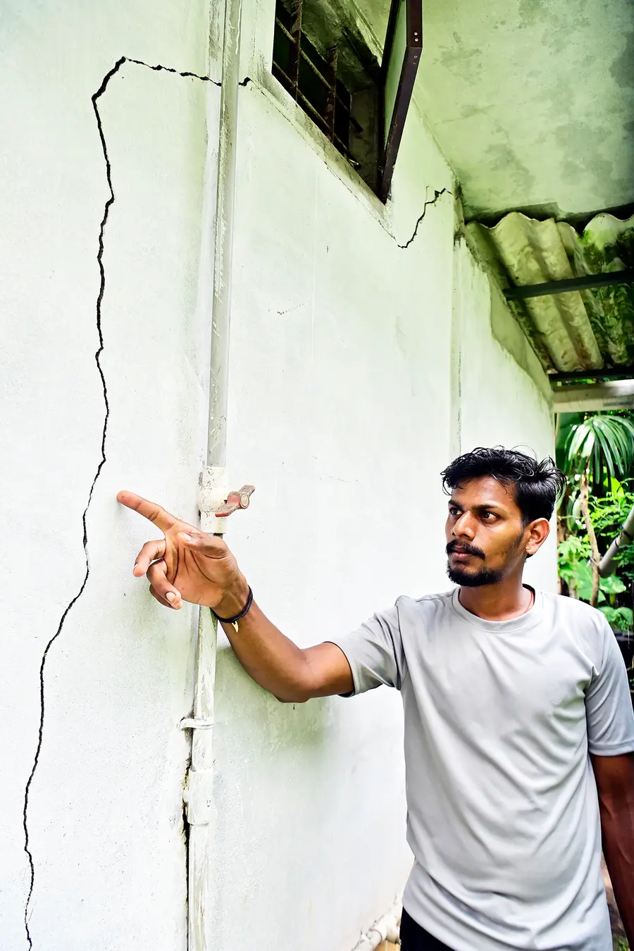ഭൂചലനത്തെ തുടർന്ന്  ചുമരിൽ വിള്ളൽ രൂപപ്പെട്ട വീടിനുമുന്നിൽ പീച്ചി മങ്കമ്മത്തിൽശശിയുടെ മകൻ വിഷ്ണു 