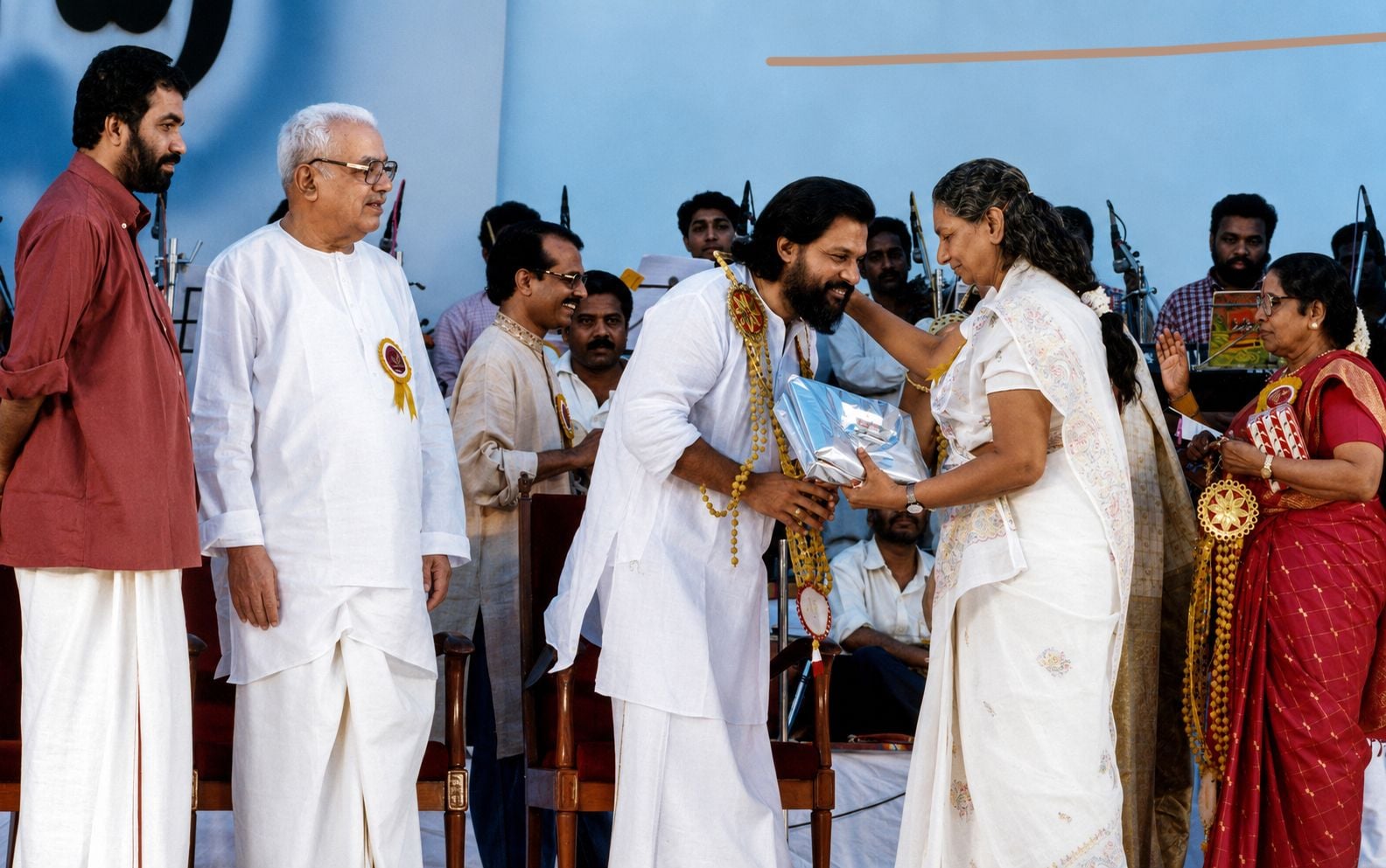 തിരുവനന്തപുരത്ത്‌ വച്ച്‌ യേശുദാസിനെ ആദരിക്കുന്ന ചടങ്ങിൽ എസ്‌ ജാനകിക്കൊപ്പം  വി ശിവൻകുട്ടി, ഇ കെ നായനാർ,  എം എസ്‌ നസീം തുടങ്ങിയവർ                                                                                                                                      ഫോട്ടോ: പി മുസ്തഫ