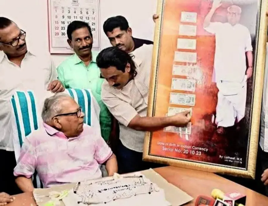 വി എസിന്റെ 94–-ാം പിറന്നാൾ ആഘോഷത്തിന് സമ്മാനിച്ച വി എസ്സിനോളം പൊക്കമുള്ള ജന്മദിനം സീരിയൽ നമ്പർ വരുന്ന നോട്ടുകളുടെ ശേഖരം ഛായാചിത്രത്തോടൊപ്പം
വി എസിന് സമ്മാനിച്ചപ്പോൾ (ഫയല് ചിത്രം)