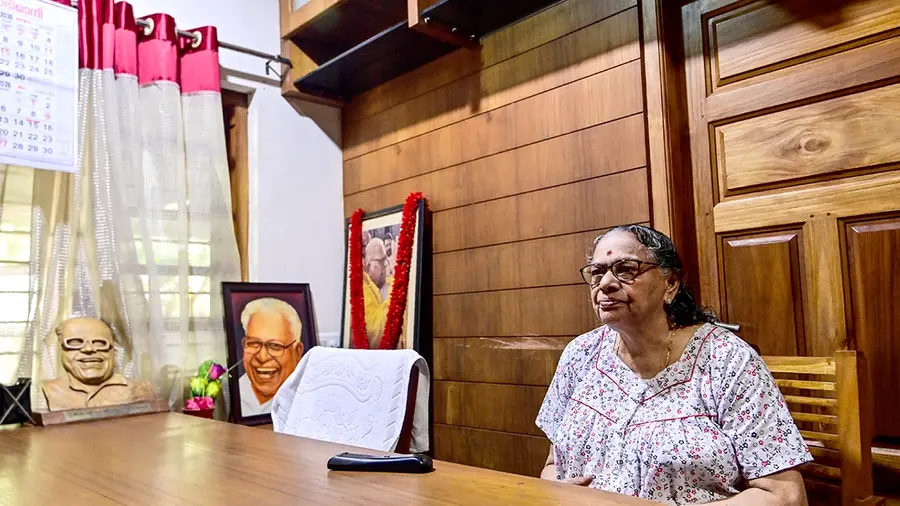 ബാർട്ടൺഹിൽ വേലിക്കകത്ത് വീട്ടിൽ ഓഫീസ് മുറിയിലെ വി എസിന്റെ കസേരയ്ക്കടുത്ത്
ഭാര്യ വസുമതി