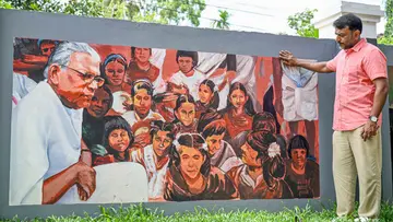വി എസിന്റെ പറവൂരിലെ വേലിക്കകത്ത് വീടിന്റെ ചുറ്റുമതിലിലെ ചുവർചിത്രത്തിന് സമീപം
മകൻ വി എ അരുൺകുമാർ