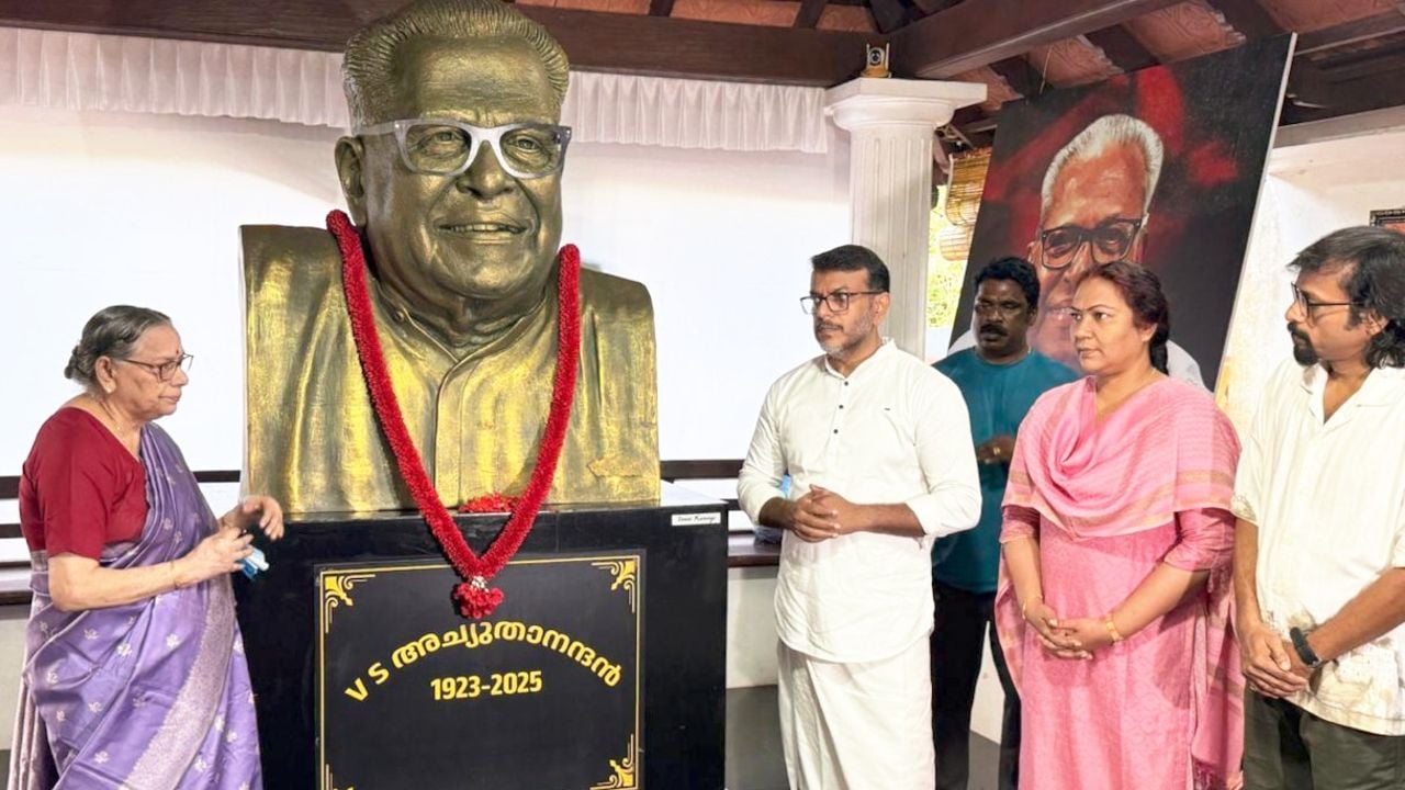 v s achuthanandan statue