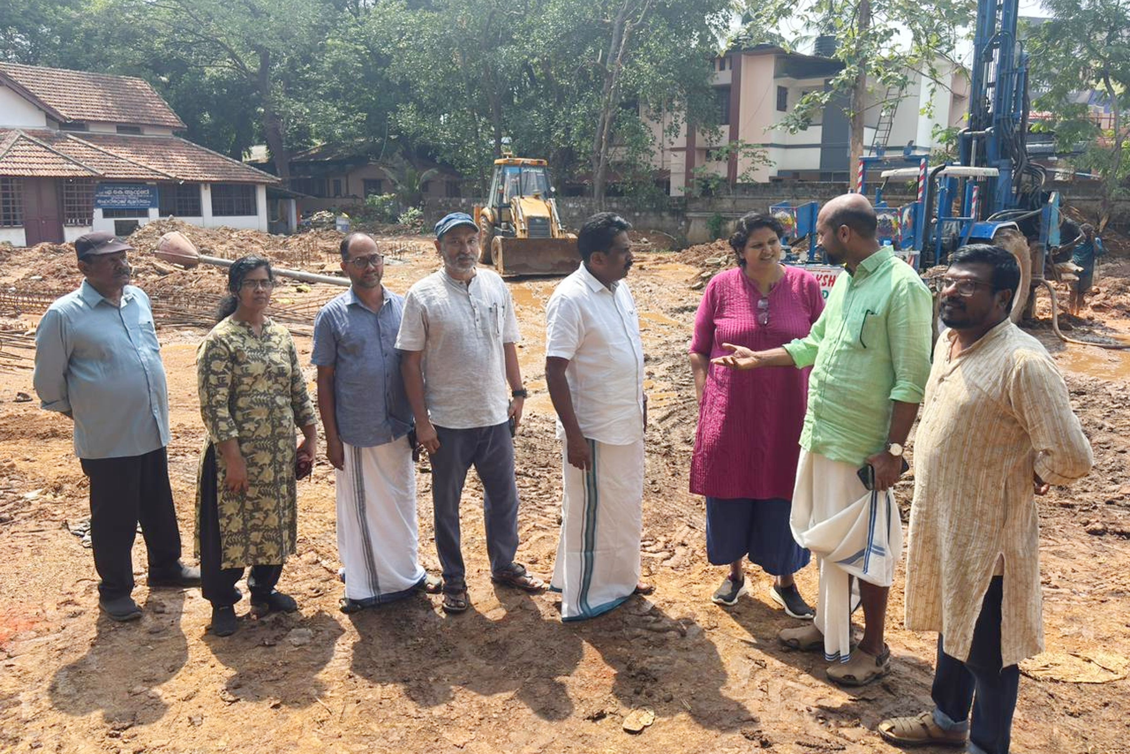 പാലക്കാട് വിക്ടോറിയ കോളേജിൽ വി ശിവദാസൻ എംപിയുടെ വികസനഫണ്ടിൽ നിർമിക്കുന്ന സെമിനാർ കോംപ്ലക്‌സിന്റെ  പ്രവർത്തനപുരോഗതി എംപി വിലയിരുത്തുന്നു